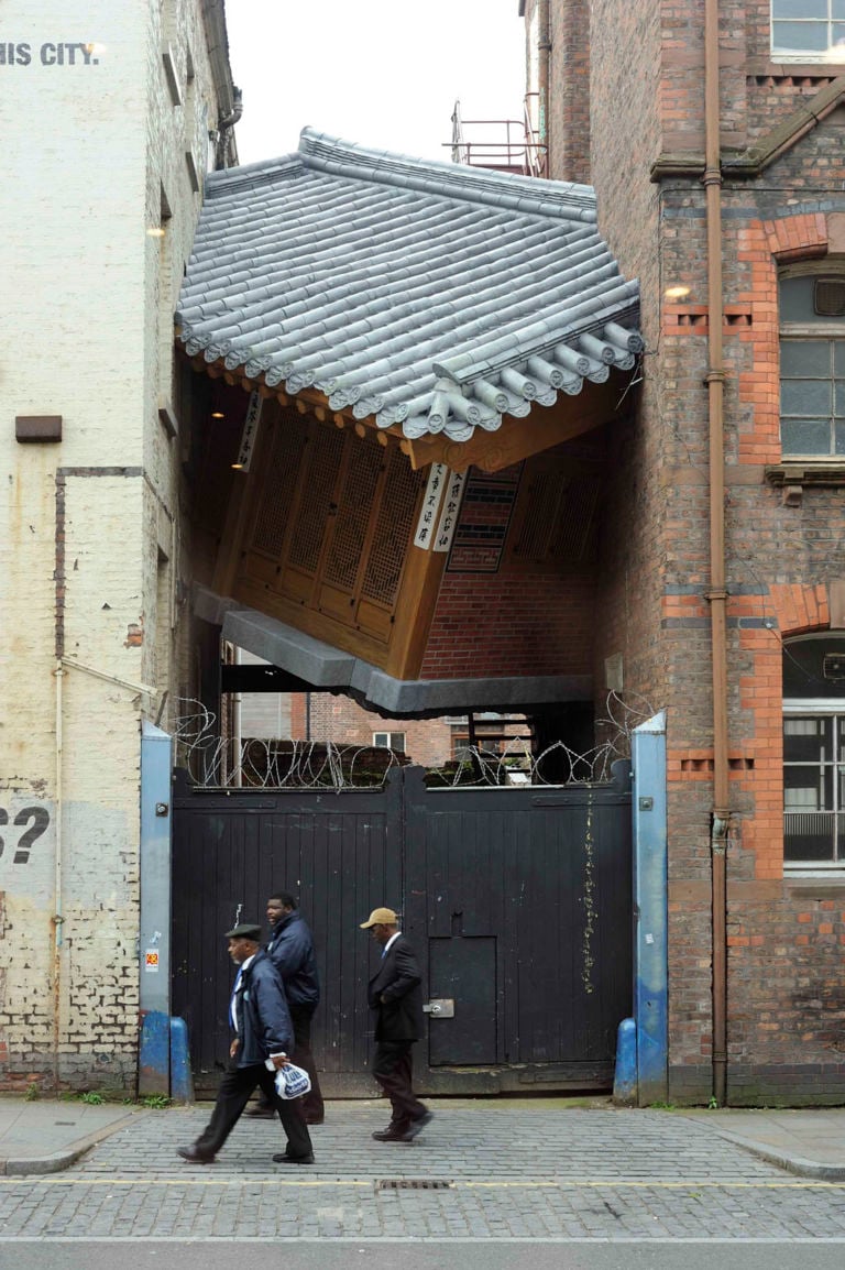 Do Ho Suh Bridging Home Commissioned by Liverpool Biennial for Touched 2010 C’è aria di Biennale. A Liverpool