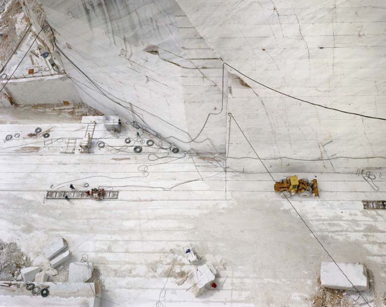 Edward Burtynsky Carrara Marble Quarries 24 Festival F4, ovvero Fondazione Francesco Fabbri e poi fotografia. Per il finissage a Pieve di Soligo si discute di paesaggio, tra le immagini di Burtynsky, Sanders e Somoroff