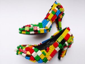 Scarpe e mattoncini colorati. A Firenze, in occasione della Vogue Fashion Night Out, arriva anche la “Lego Art” di Finn Stone