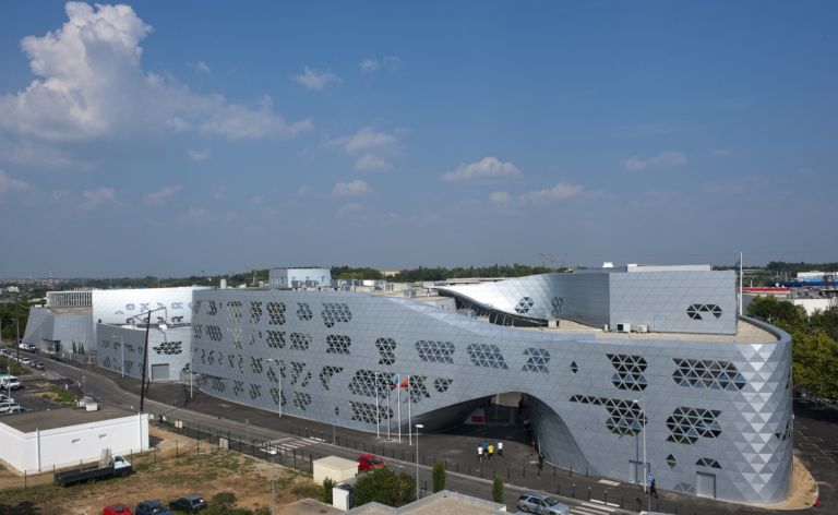 Fuksas Liceo alberghiero Georges Frêche di Montpellierfoto Moreno Maggi 1 Esterno compatto, interno morbido e aereo. La nuvola di Fuksas inaugura in Francia: ecco le immagini del Liceo alberghiero Georges-Frêche di Montpellier