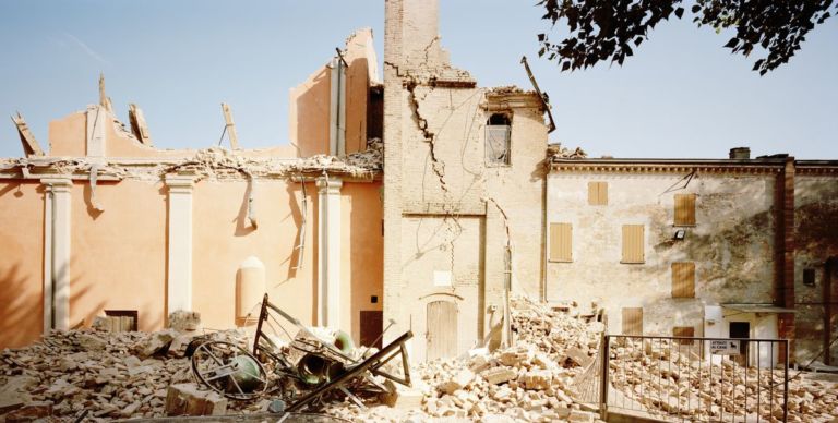 Giovanni Chiaramonte. L’immanenza del terremoto Chiude la stagione estiva dei festival, con quello forse più astratto, dedicato alla Filosofia. A Modena protagoniste sono le Cose: anche le “cose d’arte”…