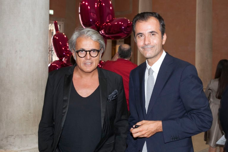 Giuseppe Zanotti e Martin Bethenod Venezia Updates: il re dei party lagunari. Folla di vip a Palazzo Grassi per i video di Pinault, ecco chiccera all’opening