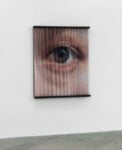 Hong Sung Chul String Mirror eye 2377 2009 print on elastic string steel frame 102x80x14 cm courtesy of the artist and Arario Gallery Arte e finanza nella Londra dei Giochi