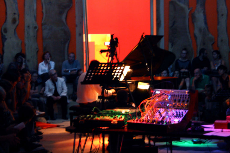 IMG 8443bis Silenzio, si festeggia John Cage. Alla Triennale di Milano 100 candeline per uno dei padri di Fluxus. Il racconto di una serata in musica, tra suono e rumore