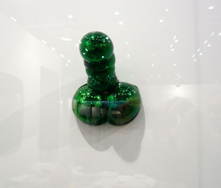 Kristof Kintera – Green Dick 2012 ViennaFair 2012. Ricordate Charlot nel film "Il grande dittatore"? E il fanciullo in preghiera di Cattelan? Dalla padella alla brace… ci pensa una galleria della Cechia