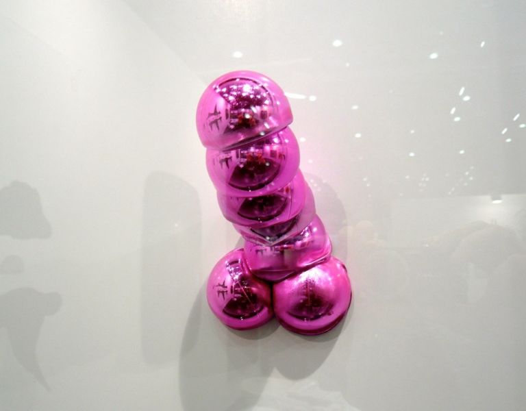 Kristof Kintera – Pink Dick 2012 ViennaFair 2012. Ricordate Charlot nel film "Il grande dittatore"? E il fanciullo in preghiera di Cattelan? Dalla padella alla brace… ci pensa una galleria della Cechia