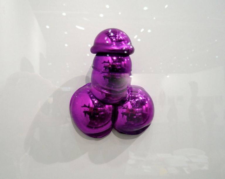 Kristof Kintera – Violet Dick 2012 ViennaFair 2012. Ricordate Charlot nel film "Il grande dittatore"? E il fanciullo in preghiera di Cattelan? Dalla padella alla brace… ci pensa una galleria della Cechia