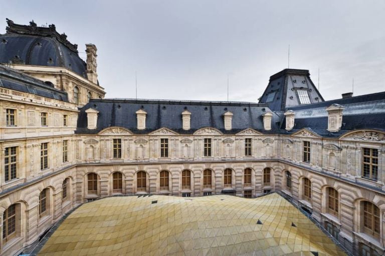 La copertura del nuovo Dipartimento di Arte Islamica Paris, la ville arabe. Tutto pronto per l’apertura del nuovo Département des Arts de l’Islam del Louvre, con la sensuale copertura griffata Bellini & Ricciotti: vediamo cosa ci sarà sotto…