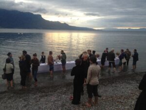 Vernissage bagnato, vernissage fortunato? Al Festival Images di Vevey Jean-Daniel Berclaz invita gli spettatori della sua performance… dentro il lago di Ginevra