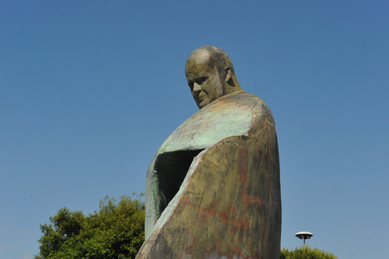 La statua prima maniera La statua del Papa di Oliviero Rainaldi. Ecco com’è con la nuova faccia. Vi piace più ora o vi piaceva più prima, il Giovanni Paolo II alla stazione di Roma?