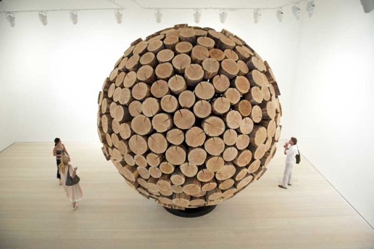 Lee Jaehyo 0121 1110107041 2007 wood big cone pine 520x520x520 cm Courtesy of the artist image by Feliz Kunze Arte e finanza nella Londra dei Giochi