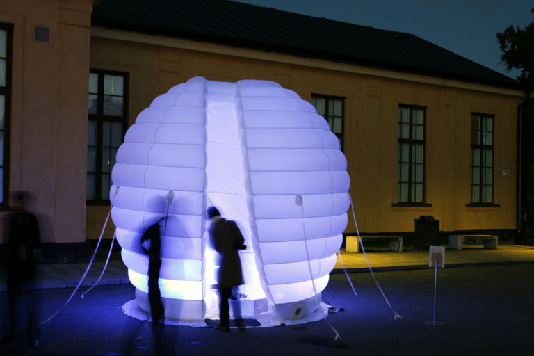 MG 8990 L'archivio dei sogni è una capsula gonfiabile en plein air. Eva Frapiccini porta la sua Dreams’ Time Capsule a Stoccolma, registrando nuove memorie oniriche. Da riascoltare solo nel 2022...