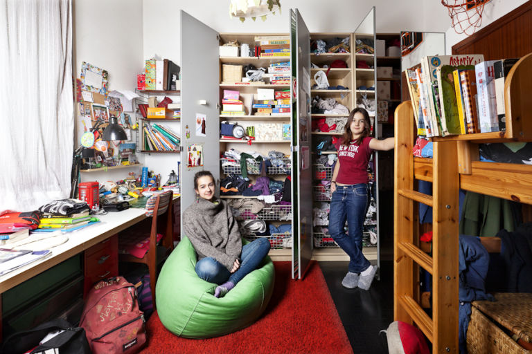 Marta and Emma students Appartamento Lago festeggia la Milano Fashion Week. E si trasforma in atelier. Nuovi brand italiani e le foto di Pietro Baroni: un tuffo tra i guardaroba dei milanesi