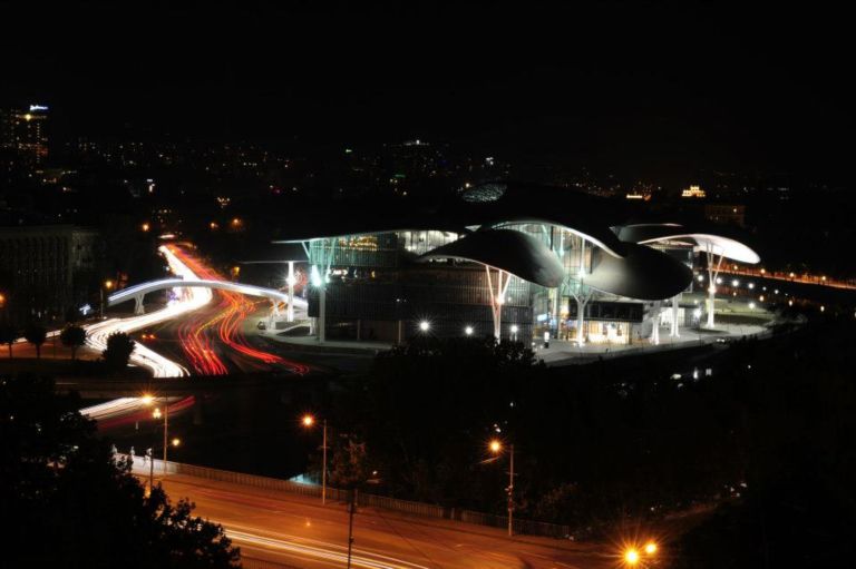 Massimiliano e Doriana Fuksas Tbilisi Public Service Hall foto Public Service Hall 1 Undici petali per Tbilisi. Freschi dei successi francesi, Massimiliano e Doriana Fuksas volano nella capitale georgiana per inaugurare il Public Service Hall