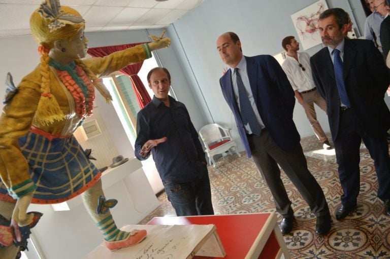 Nicola Zingaretti alla Fondazione Pastificio Cerere 11 Nicola Zingaretti scalda i muscoli per la campagna elettorale al Comune di Roma girando per studi d’artista. Ecco la foto story dell’art-tour a San Lorenzo. Da Pietro Ruffo a Marco Tirelli