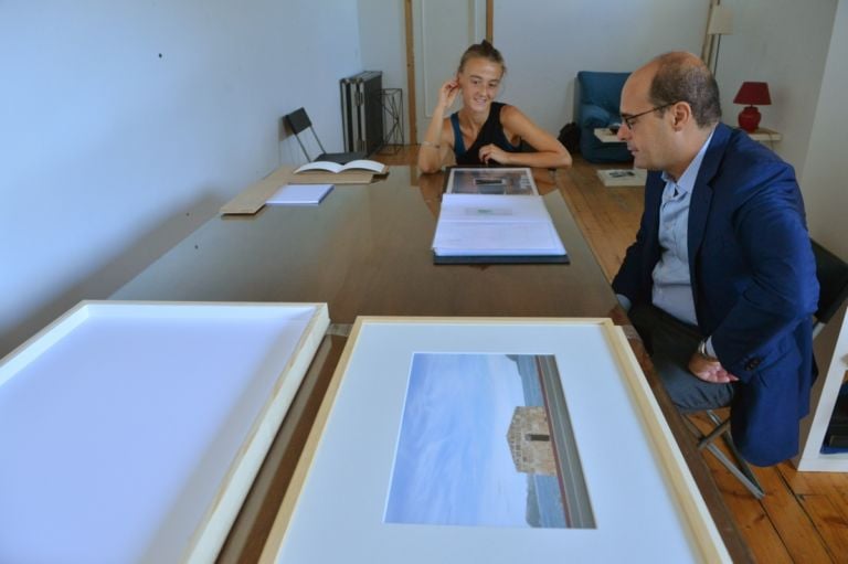 Nicola Zingaretti alla Fondazione Pastificio Cerere 17 Nicola Zingaretti scalda i muscoli per la campagna elettorale al Comune di Roma girando per studi d’artista. Ecco la foto story dell’art-tour a San Lorenzo. Da Pietro Ruffo a Marco Tirelli