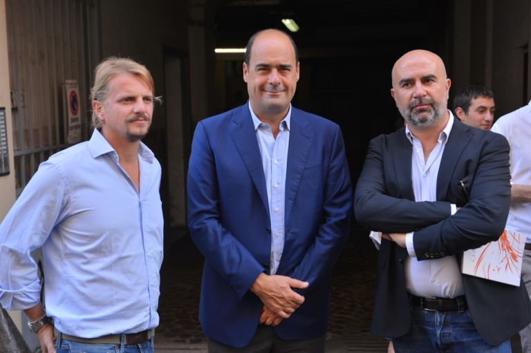 Nicola Zingaretti alla Fondazione Pastificio Cerere 18 Nicola Zingaretti scalda i muscoli per la campagna elettorale al Comune di Roma girando per studi d’artista. Ecco la foto story dell’art-tour a San Lorenzo. Da Pietro Ruffo a Marco Tirelli