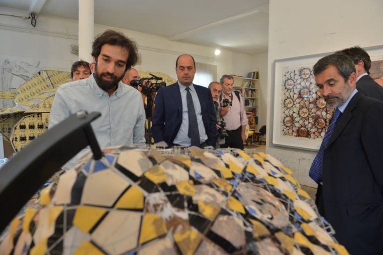 Nicola Zingaretti alla Fondazione Pastificio Cerere 2 Nicola Zingaretti scalda i muscoli per la campagna elettorale al Comune di Roma girando per studi d’artista. Ecco la foto story dell’art-tour a San Lorenzo. Da Pietro Ruffo a Marco Tirelli