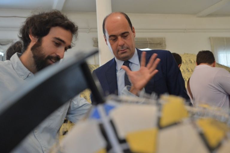 Nicola Zingaretti alla Fondazione Pastificio Cerere 3 Nicola Zingaretti scalda i muscoli per la campagna elettorale al Comune di Roma girando per studi d’artista. Ecco la foto story dell’art-tour a San Lorenzo. Da Pietro Ruffo a Marco Tirelli