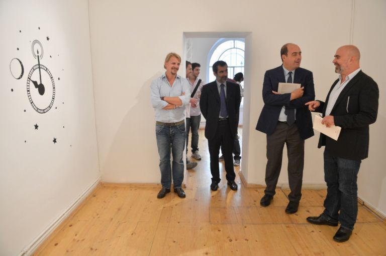 Nicola Zingaretti alla Fondazione Pastificio Cerere 6 Nicola Zingaretti scalda i muscoli per la campagna elettorale al Comune di Roma girando per studi d’artista. Ecco la foto story dell’art-tour a San Lorenzo. Da Pietro Ruffo a Marco Tirelli