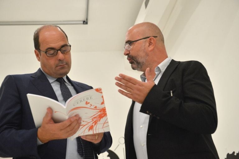 Nicola Zingaretti alla Fondazione Pastificio Cerere 7 Nicola Zingaretti scalda i muscoli per la campagna elettorale al Comune di Roma girando per studi d’artista. Ecco la foto story dell’art-tour a San Lorenzo. Da Pietro Ruffo a Marco Tirelli