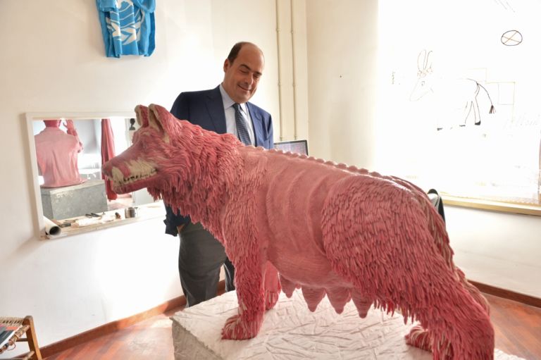 Nicola Zingaretti alla Fondazione Pastificio Cerere 8 Nicola Zingaretti scalda i muscoli per la campagna elettorale al Comune di Roma girando per studi d’artista. Ecco la foto story dell’art-tour a San Lorenzo. Da Pietro Ruffo a Marco Tirelli