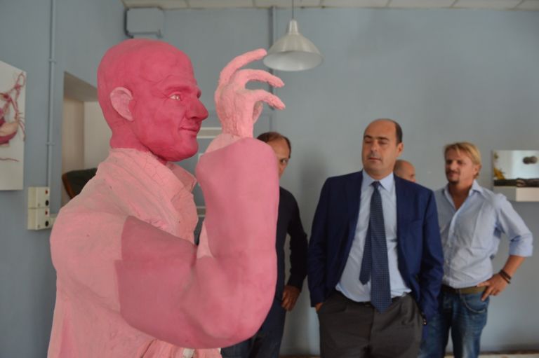 Nicola Zingaretti alla Fondazione Pastificio Cerere 9 Nicola Zingaretti scalda i muscoli per la campagna elettorale al Comune di Roma girando per studi d’artista. Ecco la foto story dell’art-tour a San Lorenzo. Da Pietro Ruffo a Marco Tirelli