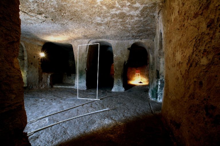 Periplo della scultura italiana contemporanea 3 Matera alice cattaneo untitled 2010 version I foto Giuseppe Maino Soprintendenza B.S.A.E. della Basilicata Matera Scultura nei Sassi. A Matera parte il Periplo della scultura italiana contemporanea, con undici, giovani viaggiatori. E noi fotografiamo il tutto…