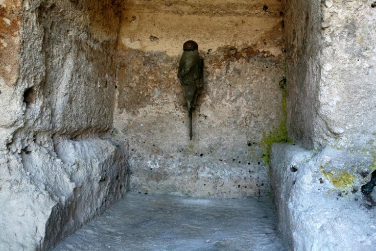 Periplo della scultura italiana contemporanea 3 Matera giorgio andreotta calò senza titolo 2009 foto Giuseppe Maino Soprintendenza B.S.A.E. della Basilicata Matera Scultura nei Sassi. A Matera parte il Periplo della scultura italiana contemporanea, con undici, giovani viaggiatori. E noi fotografiamo il tutto…