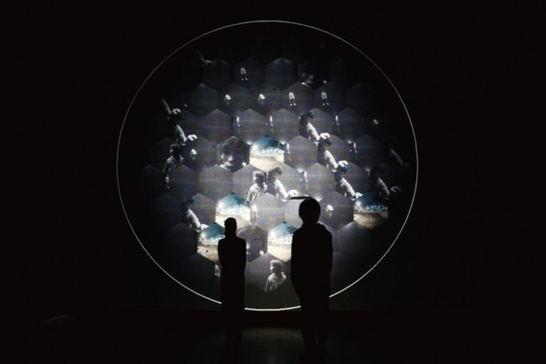 Seiko Mikami – Desire of Codes installazione – © Ryuichi Maruo YCAM Che ci fanno a Linz, in Austria, le menti più acute tra arte, scienza e progettazione del futuro? Semplice, è in corso l’Ars Electronica Festival…