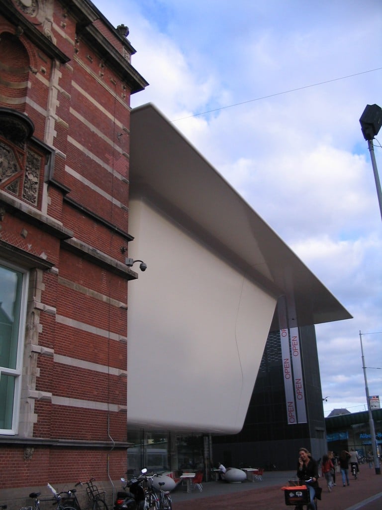 Stedelijk Museum Asterdam 2 Blitz ad Amsterdam per il nuovo Stedelijk Museum. In attesa dell'apertura di domenica, photogallery in anteprima dei capolavori della collezione e della nuova, modernissima architettura