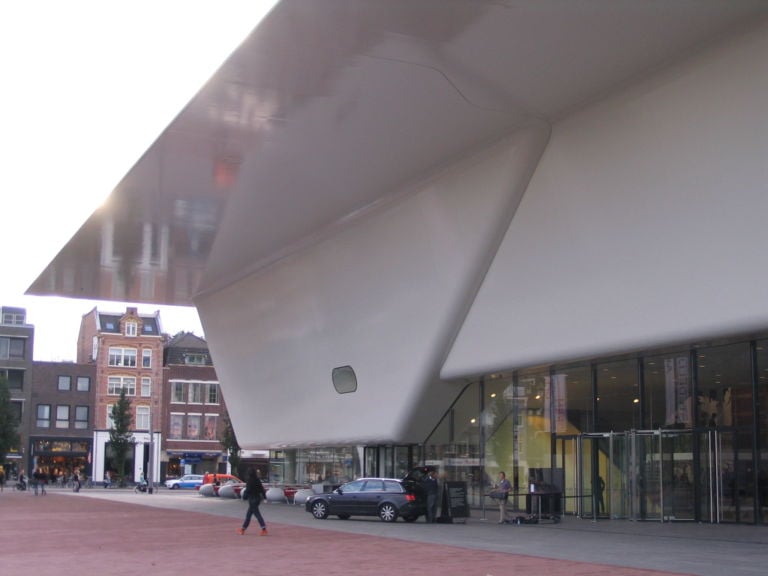 Stedelijk Museum Asterdam 3 Blitz ad Amsterdam per il nuovo Stedelijk Museum. In attesa dell'apertura di domenica, photogallery in anteprima dei capolavori della collezione e della nuova, modernissima architettura