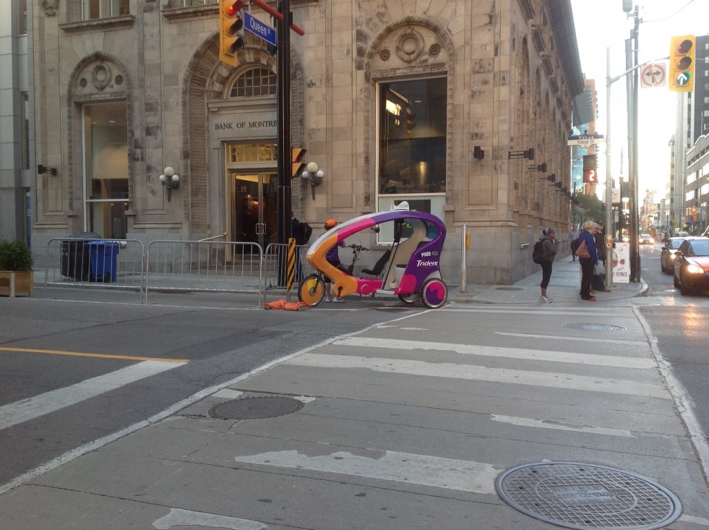 Un noiosissimo polpettone, uno splatter ultratrash. Ma tanto qui vince il democratico botteghino: e le file superano anche le tre ore. Prime cronache dal Toronto Film Festival