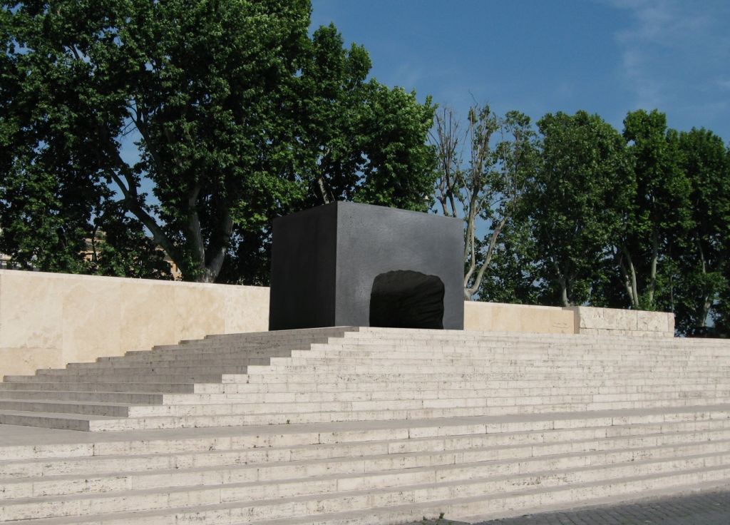 Sull’altare dell’arte. A Roma il monolite bianco dell’Ara Pacis ospita il monolite nero di Roberto Pietrosanti, prima opera del futuro Parco Nomade