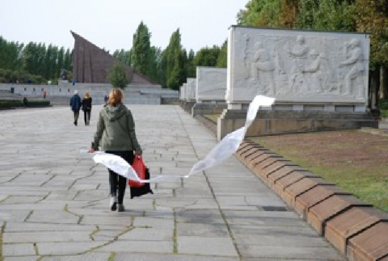 Walk with Maria Mitsopoulou Berlino foto Stefania Migliorati 3 Io? Cammino diverso. Parlano italiano la passeggiate d’artista per la Berlino “altra”. Tante foto della prima walk con Maria Mitsopoulou