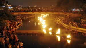 Falò galleggianti, musiche, coreografie. Sul Tevere, dal tramonto a mezzanotte. Arriva a Roma lo spettacolare evento WaterFire di Barnaby Evans