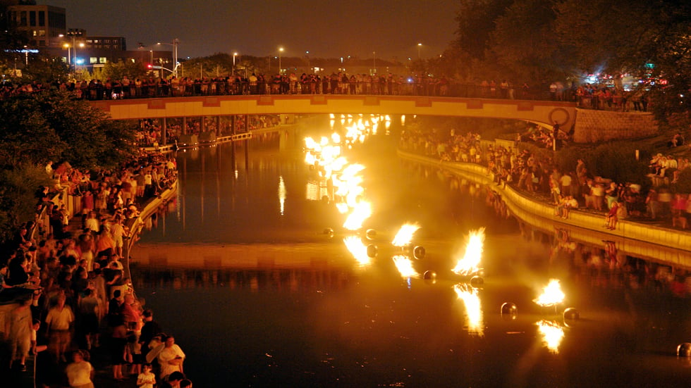 Falò galleggianti, musiche, coreografie. Sul Tevere, dal tramonto a mezzanotte. Arriva a Roma lo spettacolare evento WaterFire di Barnaby Evans