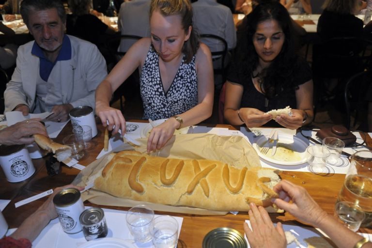 fluxus bread e1347375248135 A cena da Miuccia