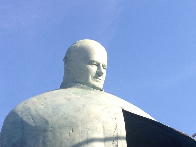 foto 1 La statua del Papa di Oliviero Rainaldi. Ecco com’è con la nuova faccia. Vi piace più ora o vi piaceva più prima, il Giovanni Paolo II alla stazione di Roma?