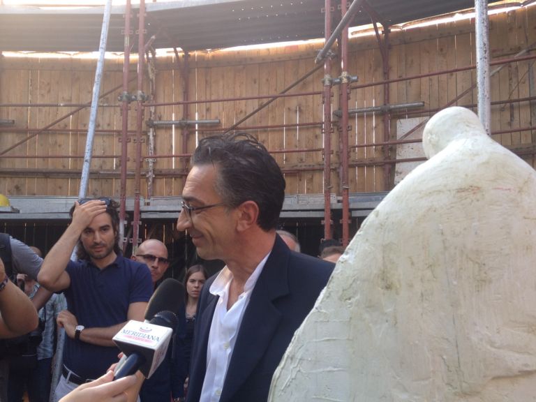 foto 2 La statua del Papa di Oliviero Rainaldi. Ecco com’è con la nuova faccia. Vi piace più ora o vi piaceva più prima, il Giovanni Paolo II alla stazione di Roma?