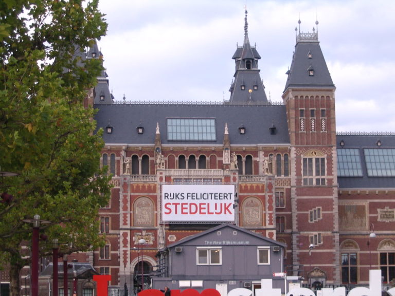 il Rijksmuseum si congratula con i vicini dello stedelijk Blitz ad Amsterdam per il nuovo Stedelijk Museum. In attesa dell'apertura di domenica, photogallery in anteprima dei capolavori della collezione e della nuova, modernissima architettura