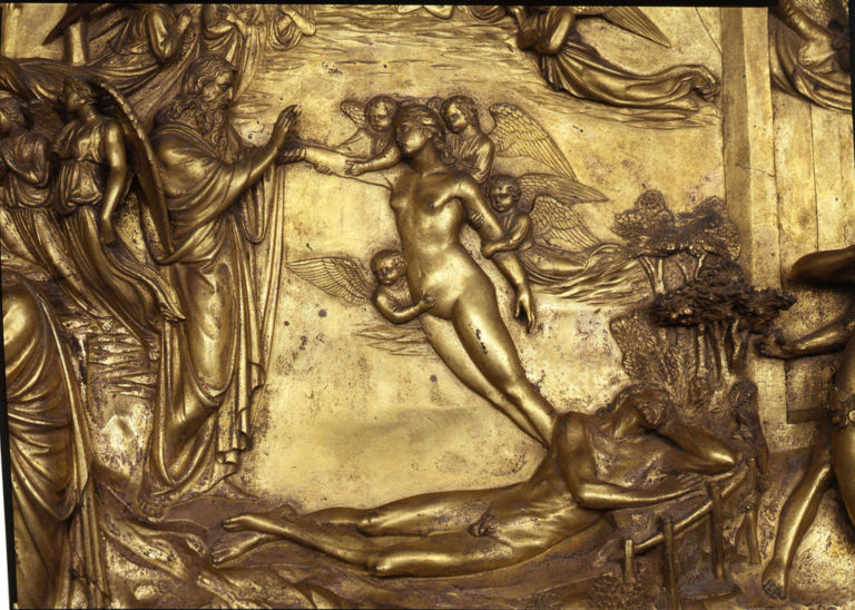 particolare della Creazione foto Antonio Quattrone Torna a splendere a Firenze la Porta del Paradiso del Ghiberti, dopo 27 anni di restauro. Chiusa in una monolitica teca protettiva, Artribune ve la mostra in anteprima