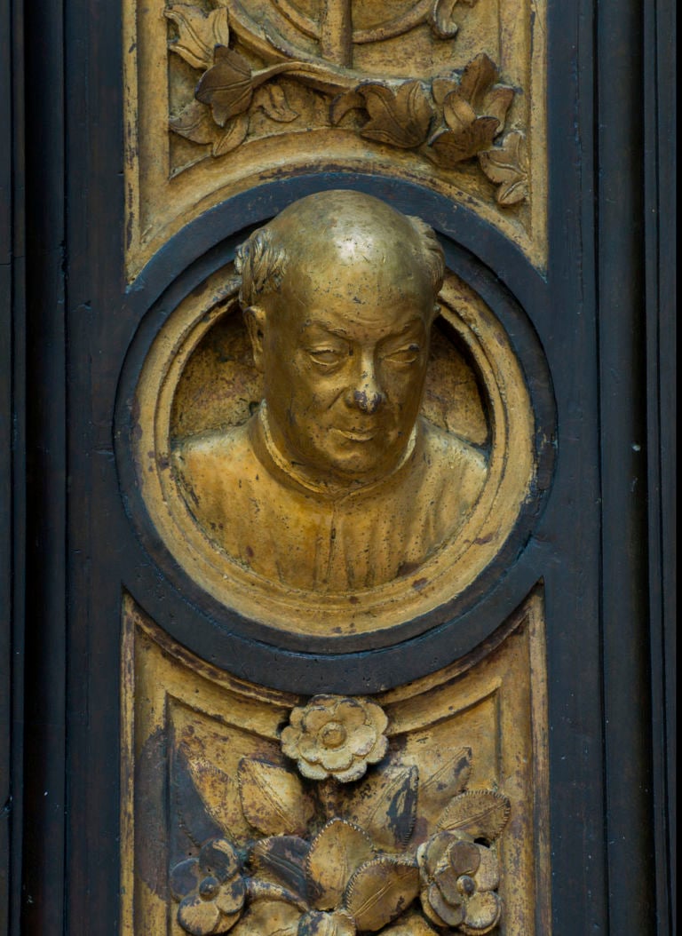 particolare della cornice con autoritratto del Ghiberti dopo restauro foto Antonio Quattrone Torna a splendere a Firenze la Porta del Paradiso del Ghiberti, dopo 27 anni di restauro. Chiusa in una monolitica teca protettiva, Artribune ve la mostra in anteprima