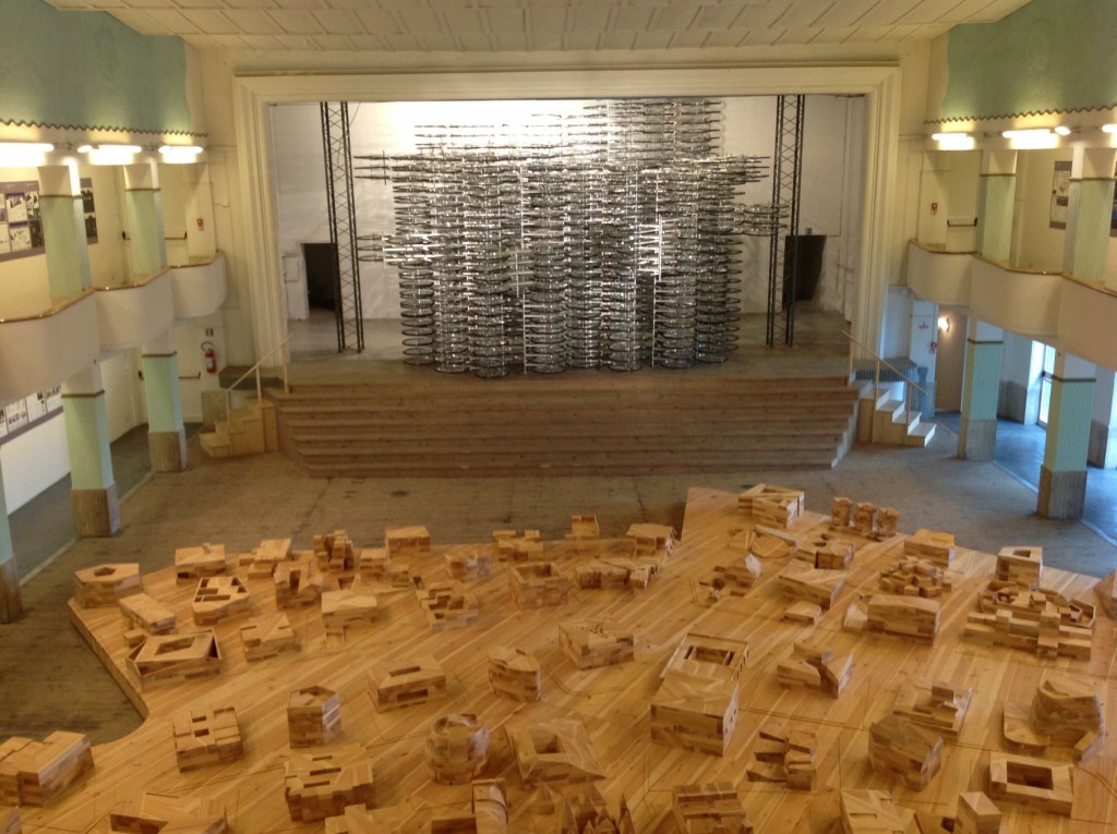 Ma c’entreranno 760 biciclette su un palcoscenico? Sì, alla galleria Continua di San Gimignano ce le ha messe Ai Weiwei, ecco il reportage fotografico