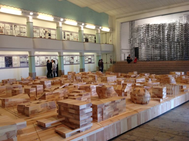 Ai Weiwei Ordos 100 Model Galleria Continua San Gimignano foto Valentina Grandini 2 Ma c’entreranno 760 biciclette su un palcoscenico? Sì, alla galleria Continua di San Gimignano ce le ha messe Ai Weiwei, ecco il reportage fotografico