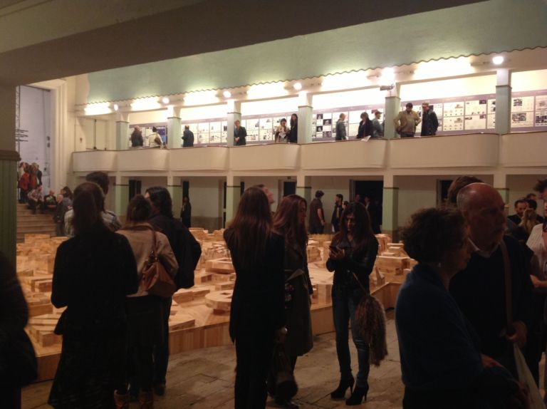 Ai Weiwei Ordos 100 Model Galleria Continua San Gimignano foto Valentina Grandini 3 Ma c’entreranno 760 biciclette su un palcoscenico? Sì, alla galleria Continua di San Gimignano ce le ha messe Ai Weiwei, ecco il reportage fotografico