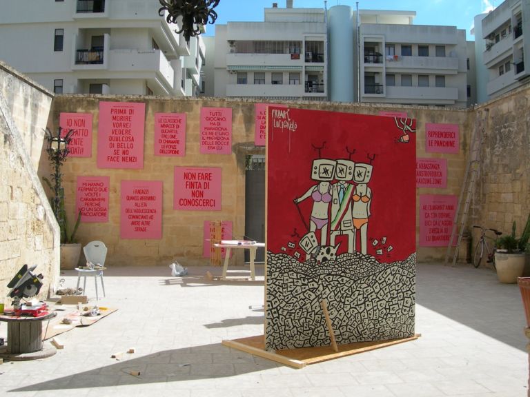 Alcuni dei manifesti realizzati da Peter Zuiderwijk Le città cambiano? Meglio se dal basso. L’esperienza in fieri di Cohabitation Strategies, nel quartiere Santa Rosa a Lecce: l’arte avvicina cittadini e spazi urbani