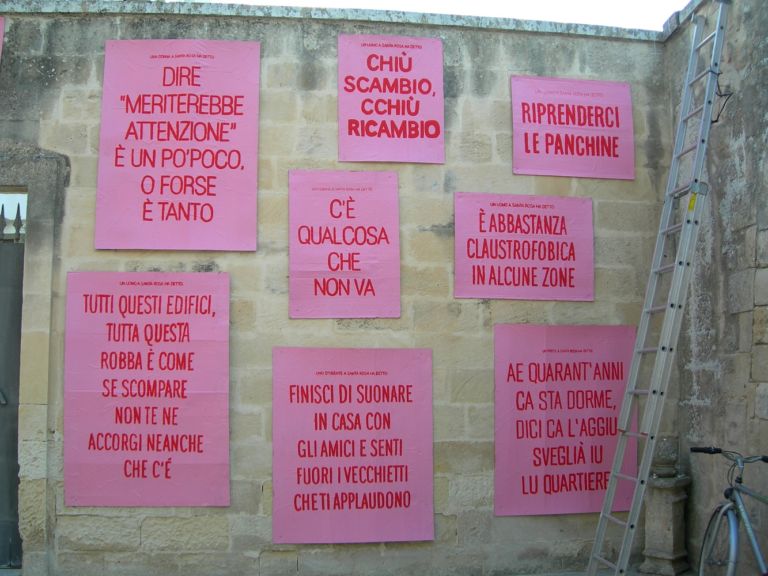 Alcuni dei manifesti realizzati da Peter Zuiderwijk3 Le città cambiano? Meglio se dal basso. L’esperienza in fieri di Cohabitation Strategies, nel quartiere Santa Rosa a Lecce: l’arte avvicina cittadini e spazi urbani
