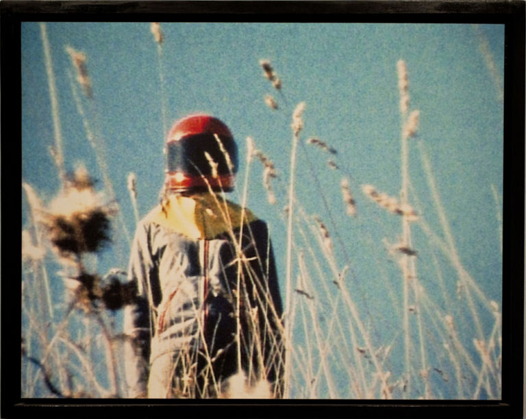 Andrea Dojmi Alan walks to a RED point stampa fotografica lambda 80x60 cm courtesy Jarach Gallery Otto artisti con colonna sonora dei Pink Floyd