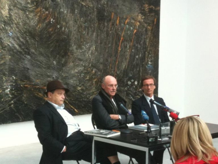 Anselm Kiefer alla conferenza di presentazione della mostra foto Galerie Thaddeus Ropac Paris Pantin Paris Updates: vedo doppio? Anche Thaddeus Ropac apre il suo mega spazio fuori-Parigi, anche lui con Anselm Kiefer. Foto e video dall’opening a Pantin